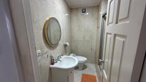 Ένα μπάνιο στο Beachfront apartment in Salinas Malecom