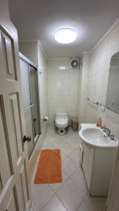 Ένα μπάνιο στο Beachfront apartment in Salinas Malecom