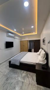 ein Schlafzimmer mit großem Bett und Fernseher in der Unterkunft Blue moon in Hyderabad