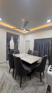 ein Esszimmer mit Tisch und Stühlen in der Unterkunft Blue moon in Hyderabad