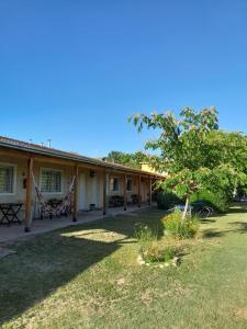 ein Haus mit Hängematte im Hof in der Unterkunft Posada L'Agustina in Nono