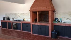 Ángela María في كاكوبي: نموذج مطبخ مع فرن من الطوب
