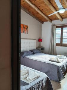 ein Schlafzimmer mit zwei Betten und einem Fenster in der Unterkunft Posada L'Agustina in Nono + 32 Fotos