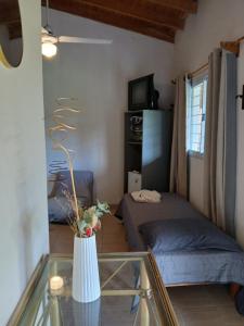 ein kleines Zimmer mit einem Glastisch und einem Bett in der Unterkunft Posada L'Agustina in Nono