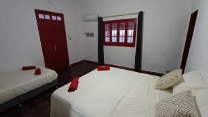 Ángela María في كاكوبي: غرفة بها سريرين ونافذة