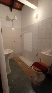 Ángela María في كاكوبي: حمام مع مرحاض ومغسلة