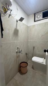 ein Badezimmer mit Dusche und Toilette in der Unterkunft Blue moon in Hyderabad