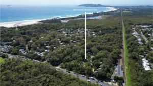 Bayshore Bungalow 12 - Oceanstays في خليج بايرون: منظر جوي للشاطئ والمحيط