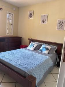 una camera da letto con un letto con un piumone blu di ESCAPE PARA O PARAISO, Casa Mobiliada com PISCINA e Salão de jogos, 300mt da PRAIA ad Arraial do Cabo