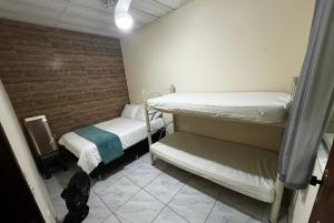 ein kleines Zimmer mit zwei Etagenbetten in der Unterkunft Casa para temporada- Pq Mambucaba in Angra dos Reis