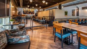 Χώρος καθιστικού στο Best Western Premier Ankeny Hotel