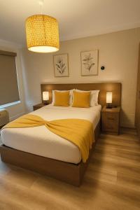 Un dormitorio con una cama grande con una manta amarilla. en Stay Inn Muskoka, en Gravenhurst