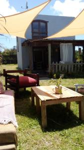 een picknicktafel voor een huis met een tent bij Casa para 6 in Rocha