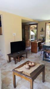 een woonkamer met een tafel en een bank bij Casa para 6 in Rocha