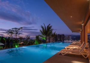 Πισίνα στο ή κοντά στο Three-Colored Cloud River．Rainforest Mist Hidden Resort VILLA (Xishuangbanna Jinghong Mengle Great Buddha Temple Branch)