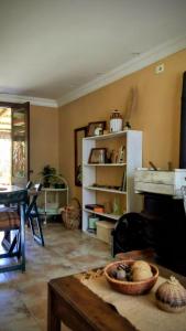 een woonkamer met een tafel en een open haard bij Casa para 6 in Rocha