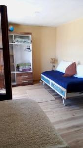 een slaapkamer met een bed en een boekenplank bij Casa para 6 in Rocha +14 foto's