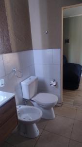 Un baño con un inodoro blanco y un lavabo. en Preciosa Casa con Terraza al Valle Grande, San Rafael Mendoza de 1 a 5 Personas, en Valle Grande 16 fotos más