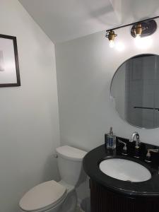 ein Badezimmer mit Toilette, Waschbecken und Spiegel in der Unterkunft Home away from home in Atlanta