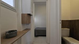 Un baño pequeño con inodoro y lavabo. en El paraíso, en Mar del Plata 8 fotos más