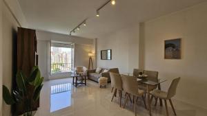 una sala de estar con una mesa y un sofá en El paraíso, en Mar del Plata