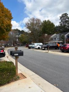 ein Briefkasten am Straßenrand in der Unterkunft Home away from home in Atlanta