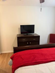 ein Schlafzimmer mit einem Bett und einem Fernseher auf einer Kommode in der Unterkunft Home away from home in Atlanta