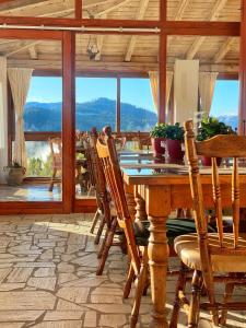 een eetkamer met een houten tafel en stoelen bij Casa Maria Valea Draganului in Lunca Vişagului