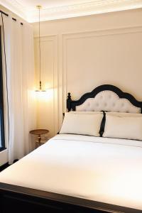 Кровать или кровати в номере Paxtonz French Vintage Studio Empire City Near One Utama