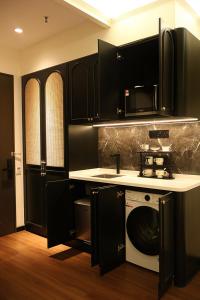 Кухня или мини-кухня в Paxtonz French Vintage Studio Empire City Near One Utama
