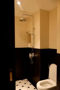 Ванная комната в Paxtonz French Vintage Studio Empire City Near One Utama