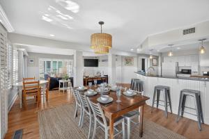 een eetkamer en keuken met een tafel en stoelen bij PW1369: 1369 Pelican Watch in Seabrook Island