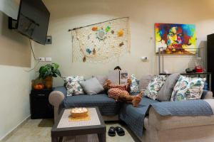 a living room with a couch and a table at Casa Rio Lagartos in Río Lagartos