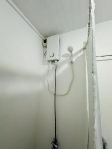 una doccia in un bagno con una parete bianca di 2BR Near Clark - Fast Wifi - Self Check-in a Mabalacat