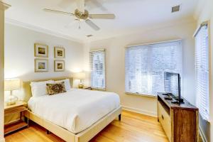 ein Schlafzimmer mit einem Bett und einem Deckenventilator in der Unterkunft OG14: 14 Ocean Green in Kiawah Island + 29 Fotos