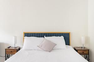 Giường trong phòng chung tại Adorable studio In Oakland Zoo Neib