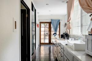 Nhà bếp/bếp nhỏ tại Adorable studio In Oakland Zoo Neib +10 ảnh