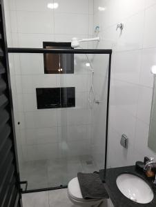 un bagno con doccia, WC e lavandino di Apto 06 - Canarinhos a Três Lagoas