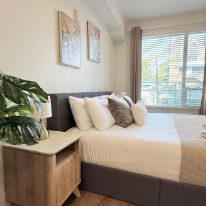 ein Schlafzimmer mit einem großen Bett mit Fenster in der Unterkunft Modern Downtown SLC in Salt Lake City