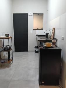 una cucina con porta nera e tavolo di Apto 06 - Canarinhos a Três Lagoas