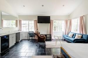 Khu vực ghế ngồi tại Adorable studio In Oakland Zoo Neib