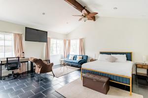 Khu vực ghế ngồi tại Adorable studio In Oakland Zoo Neib