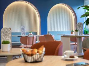 O zonă de relaxare la Novotel Aix-en-Provence Pont de L'Arc