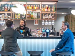 نوفوتيل أونتيب صوفيا أونتيبوليس في فالبون: ثلاثة أشخاص يجلسون في حانة مع نادل