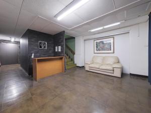 ein Wartezimmer mit einer Couch und einem Tisch in der Unterkunft Disney Style Hotel "J Hotel" - Vacation STAY 14956v in Chiba