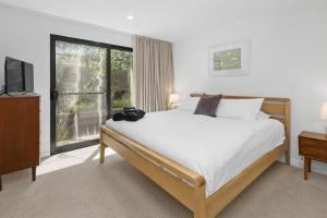 Bird House Wellness Retreat - Sauna Mineral Pool في راي: غرفة نوم بها سرير ونافذة كبيرة +18 صورة