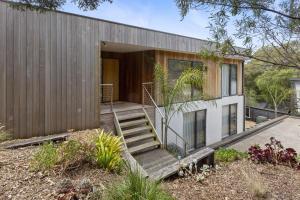 Bird House Wellness Retreat - Sauna Mineral Pool في راي: منزل به درج يؤدي إلى الأمام منه