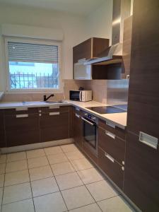 Η κουζίνα ή μικρή κουζίνα στο calme, jardin, pres Disneyland