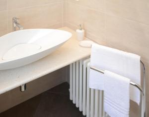 a bathroom with a sink and towels on a counter at Villa Lidia Teramo in Teramo