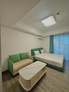 una camera d'albergo con due letti e un divano di SB Condo Sihanoukville -700m To U MALL a Sihanoukville